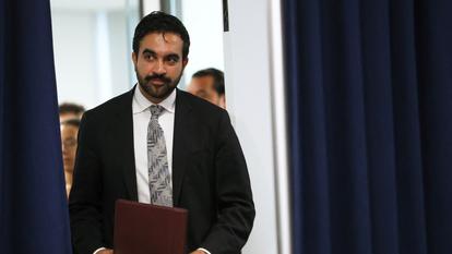 Le maire de New York, Zohran Mamdani, entre pour une conférence de presse à New York, États-Unis, 1er septembre 2026. (Photo d’illustration)