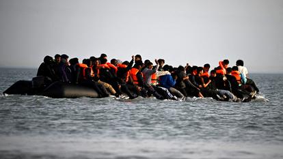 Des migrants venant d’embarquer sur un canot pneumatique depuis la plage de Petit-Fort-Philippe à Gravelines, près de Calais, le 23 mai 2026.