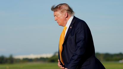 Donald Trump marche après avoir quitté l’Air Force One à Morristown, New Jersey, États-Unis, le 4 septembre 2026.
