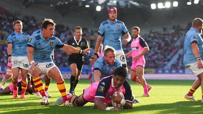 Tanginoa Halaifonua échappe à Jonny Gray, ce samedi à Jean-Bouin.