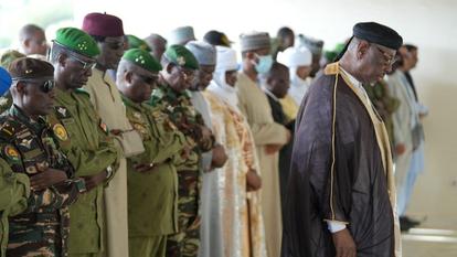 Des responsables militaires et des chefs religieux assistent aux funérailles de trois membres de la garde présidentielle tués lors d’une attaque mutine contre l’aéroport et le palais présidentiel, sur une base militaire à Niamey, au Niger, le 31 août 2026.
