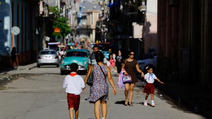 Des mères accompagnent leurs enfants à l’école, le 1er septembre 2026, à La Havane (Cuba), pour la rentrée scolaire 2026-2027, dans un contexte de grave crise économique.