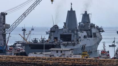 Une vue de drone montre le dock de transport amphibie de la marine américaine USS San Antonio (LPD-17) accosté au port de Manta, à Manta, Équateur, le 26 août 2026.