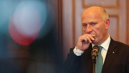 Le maire gouvernant de Berlin, Kai Wegner, assiste à une conférence de presse sur une cyberattaque qui a touché le réseau du Sénat de Berlin, à Berlin, en Allemagne, le 28 août 2026.