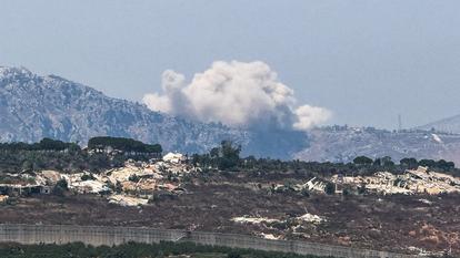 La fumée s’élève du côté libanais, près de la frontière Israël-Liban, à la suite d’une explosion, le 21 août 2026. (Photo d’illustration)