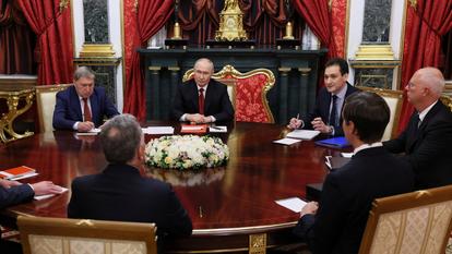 Vladimir Poutine, Yuri Ushakov et Kirill Dmitriev à une réunion avec les émissaires américains, au Kremlin à Moscou, en Russie, le 5 septembre 2026.