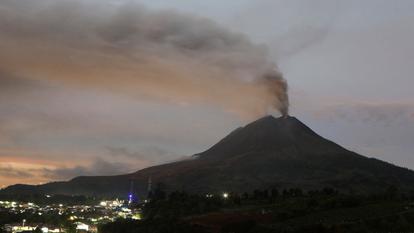 Le volcan Sinabung en éruption, comme vu depuis Karo, en Indonésie, le 2 septembre 2026. (Photo d’illustration)