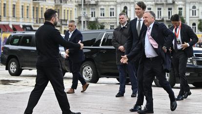 Le président ukrainien Volodymyr Zelensky (à gauche) accueille les émissaires américains Steve Witkoff et Jared Kushner, à Kiev le 6 septembre.