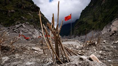 Des barres d’acier qui faisaient autrefois partie des bâtiments du port de Gyirong, Shigatse, Région autonome du Tibet, Chine, le 6 septembre 2026.