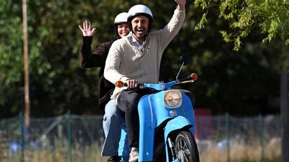 Ulrich Siegmund et sa femme arrivent sur un cyclomoteur Simson à leur bureau de vote de Tangermünde (Saxe-Anhalt), le dimanche 6 septembre 2026.