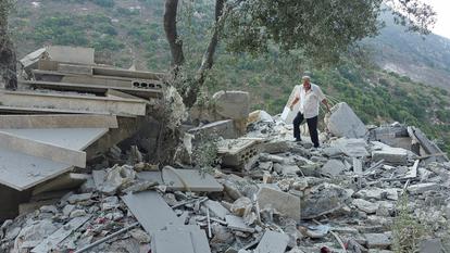 Un homme avance à travers les décombres sur le site d’une frappe israélienne au Liban, le 6 septembre 2026.