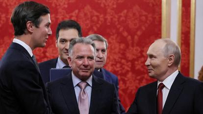 Le président russe Vladimir Poutine serre la main de Jared Kushner, gendre du président américain Donald Trump, en présence de l’envoyé spécial américain Steve Witkoff, lors d’une réunion au Kremlin à Moscou, en Russie, le 5 septembre 2026.