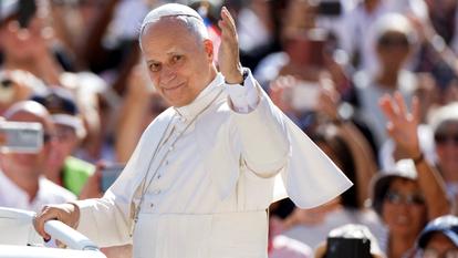 La croix devra mesurer cinq mètres, être installée derrière le pape et, surtout, tenir seule sur la scène.