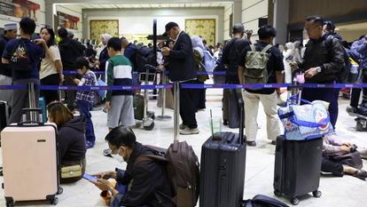 Des passagers bloqués à l’aéroport international Soekarno Hatta en raison de l’éruption du volcan Anak Krakatau, à Tangerang, près de Jakarta, en Indonésie, le 6 septembre 2026.