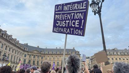 Des centaines de personnes ont manifesté devant le ministère de la Justice, place Vendôme, à Paris, ce lundi 7 septembre.