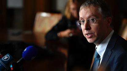 Le procureur de Sarreguemines, Olivier Glady, s’adresse aux médias au palais de justice de Sarreguemines, dans l’est de la France, le 7 août 2023.