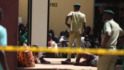 Des détenus à la prison de sécurité moyenne de Kuje, à Abuja, au Nigeria, le 6 juillet 2022, après l’attaque de cet établissement par des djihadistes.