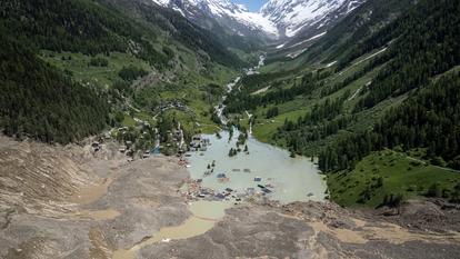 Cette photo aérienne montre les débris et ce qui reste du village de Blatten submergé par la rivière Lonza, après l’effondrement du glacier de Birch et un énorme glissement de terrain qui a projeté des tonnes de roches, de glace et d’éboulis le long du versant de la montagne jusqu’à la vallée en contrebas.