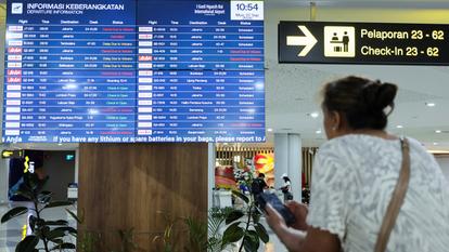 Un passager bloqué à l’aéroport I Gusti Ngurah Rai, en Indonésie, le 7 septembre 2026.