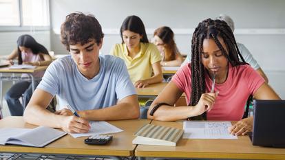 Des adolescents au lycée en train de passer un examen.
