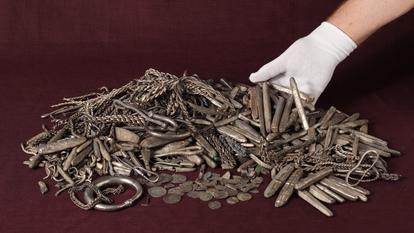 Le plus gros trésor viking jamais découvert, déterré dans le jardin d’un danois