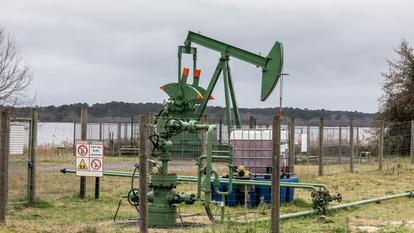 Un puits de pétrole pour le forage de pétrole liquide au bord du lac de Biscarosse, dans les landes. Le lac de Biscarrosse est un des bassins d’extraction du pétrole depuis les années 1950. Il est exploité par la société canadienne Vermillon Energy, qui possède les concessions d’extraction .