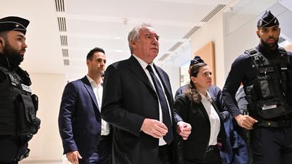 François Bayrou, président du MoDem, quitte le tribunal judiciaire de Paris après le prononcé du jugement de première instance, le 5 février 2024.