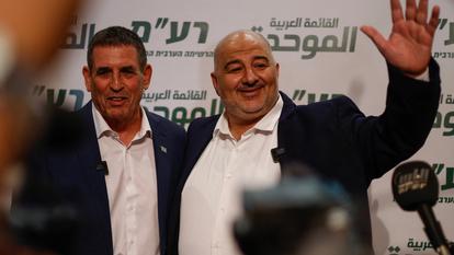 Le chef du parti Raam, Mansour Abbas, et le politicien Yoav Segalovitz lors d’une conférence de presse à Nazareth le 31 août 2026.