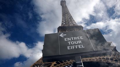 Un panneau indique l’entrée de la Tour Eiffel, dont l’ouverture a été retardée pour «raisons opérationnelles» à Paris le 7 septembre 2026.