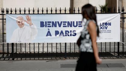 Une bannière accueillant le pape Léon XIV est affichée devant une église à Paris, le 3 septembre 2026. REUTERS/Benoit Tessier