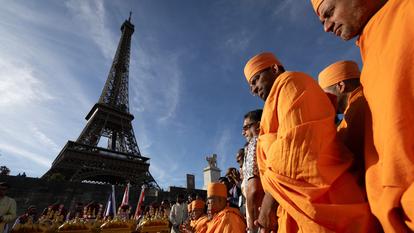 Au pied de la tour Eiffel, des moines hindous de la Baps célèbrent l’inauguration du premier temple majeur de leur mouvement sur le territoire, le 3 septembre 2026.