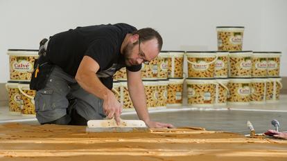 Le beurre de cacahuète avait été étalé sur un sol hexagonal de 25 mètres carrés « aussi uniformément que possible, sans aucun grumeau », selon les instructions de l’artiste.