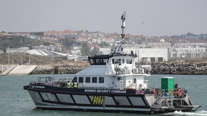 Le navire de sauvetage britannique BSC Contender prend le large après avoir participé à une opération de sauvetage en mer, au Port de Commerce de Boulogne-sur-Mer, dans le nord de la France, le 4 août 2026.