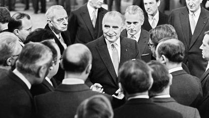 Georges Pompidou (C), accompagné de Jacques Chaban-Delmas (derrière), échange avec des représentants de l’Éducation nationale à l’Élysée, le 1er janvier 1971.