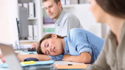 Loin d’être anodine, la narcolepsie va entraîner des conséquences néfastes sur la scolarité et la vie professionnelle.