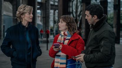Alexia Barlier (Esther), Faustine Korziel (Frankie) et Foëd Amara (Douma) dans Les Évaporés, sur France 2.