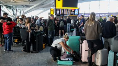 Des passagers bloqués à l’aéroport de Heathrow à Londres, le 8 septembre 2026.
