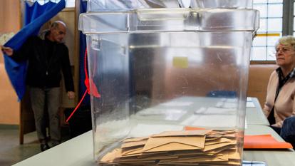Une urne remplie de bulletins, le 27 novembre 2016, lors du second tour de la primaire de la droite et du centre.
