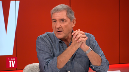 Yves Calvi sur le plateau du «Buzz TV».