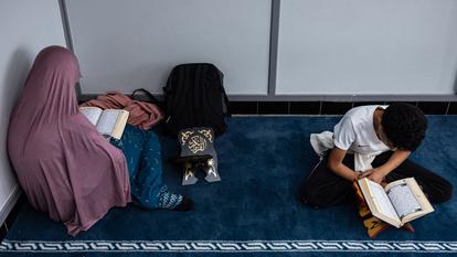 Des élèves du lycée Averroès à Lille lisent le Coran dans une salle de prière de l’établissement, lors d’un temps de pause, le 28 septembre 2023.