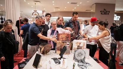 Des fans découvrent les produits du pop-up store des Galeries Lafayette, le jour de son ouverture, le 3 septembre.