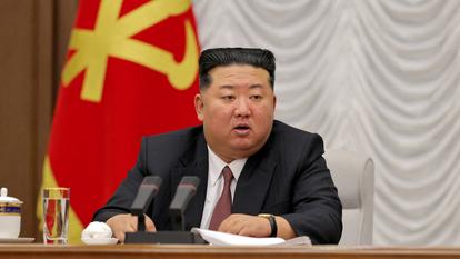 Le leader nord-coréen Kim Jong-un parle lors d’une réunion élargie de la Commission militaire centrale du Parti des travailleurs au pouvoir en Corée du Nord, le 9 juillet 2026.