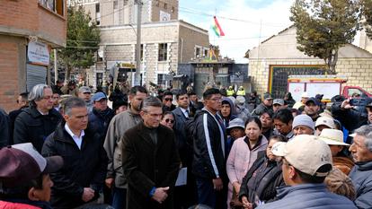 Le président de la Bolivie, Rodrigo Paz, s’entretient avec des résidents touchés par une explosion dans une caserne militaire, à Viacha, le 7 septembre 2026.