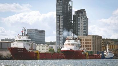Le remorqueur et navire ravitailleur offshore SAR BALDER, battant pavillon des Îles Marshall, et le remorqueur et navire ravitailleur offshore SAR LOKE, battant pavillon norvégien, sont amarrés à English Quay, dans le bassin II du port de Gdynia, en Pologne, le 11 août 2026.