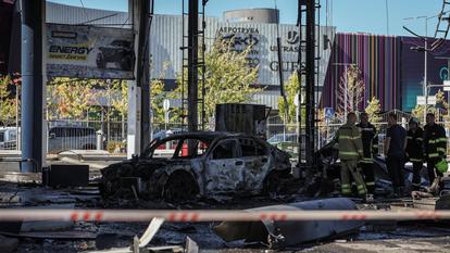 Les pompiers travaillent sur le site d’une station-service touchée par une frappe de drone russe, au milieu de l’attaque de la Russie sur l’Ukraine, à Kyiv, Ukraine, le 10 septembre 2026