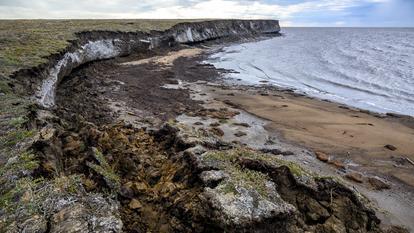 Au fur et à mesure que les températures augmentent, le pergélisol (ou permafrost) fond et rejette du dioxyde de carbone et du méthane. Des émissions de gaz à effet de serre qui s’ajoutent à celles liées à l’activité humaine.