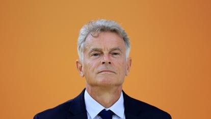 Fabien Roussel a réclamé «tout de suite» la suppression des «certificats d’économie d’énergie qu’ils ont mis sur le litre d’essence depuis le 1er janvier, c’est 15 centimes par litre» et la baisse de la TVA sur les carburants «de 20% à 5,5%».