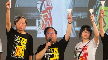 Les militants pro-démocratie hongkongais (de gauche à droite) Lee Cheuk-yan, Albert Ho et Chow Hang-tung lors d’une veillée à Hongkong, le 4 juin 2017.