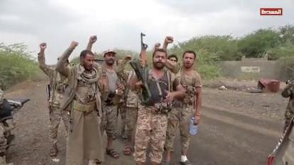 Des hommes gesticulent dans une capture d’écran d’une vidéo publiée le 11 septembre 2026 et censée montrer le camp de Khaled bin Walid après que les Houthis ont capturé la ville de Mocha dans la province de Taiz.