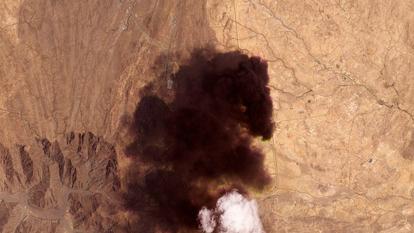 Une image satellite montre de la fumée s’élevant du dépôt pétrolier de Saudi Aramco, après ce que la coalition dirigée par l’Arabie saoudite au Yémen a qualifié d’attaques menées par les Houthis yéménites, alliés de l’Iran, à Abha Bulk, en Arabie saoudite, sur cette image fournie par Reuters le 8 septembre 2026.